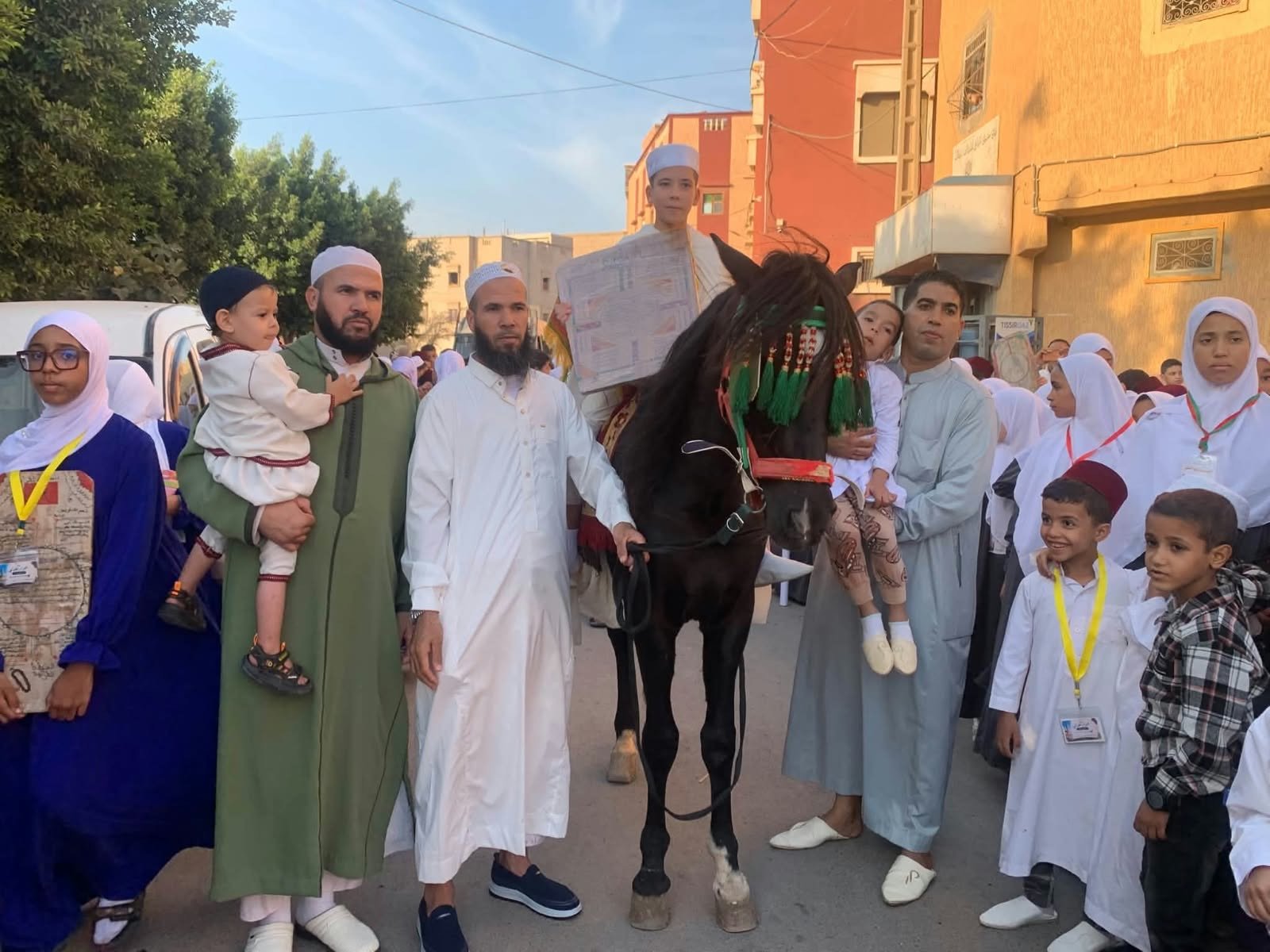 أولاد برحيل تحتفي بحافظ للقرآن الكريم في موكب مهيب على صهوة الخيل